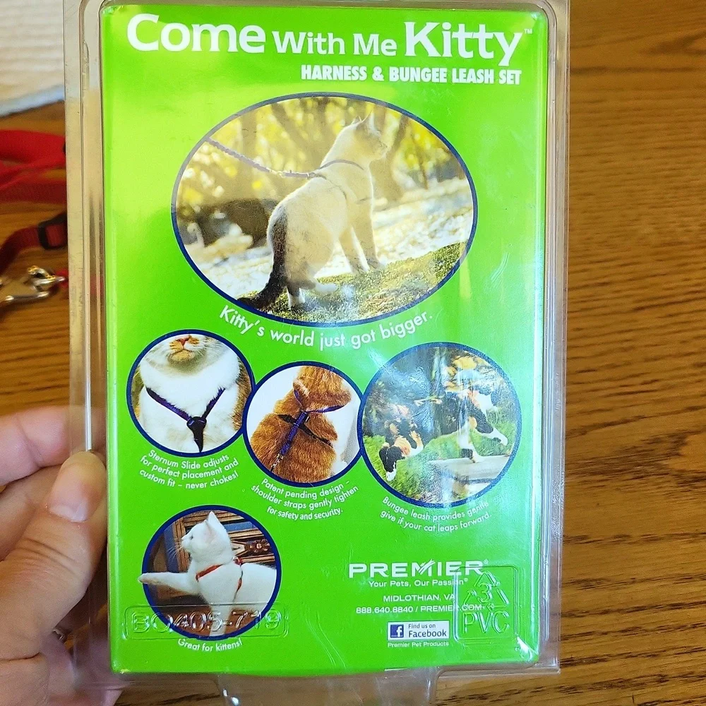 NWOT Premier Come with me Kitty harness and bungee leash set. RED